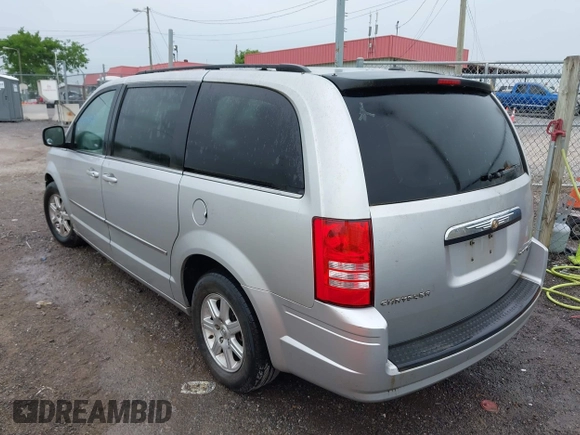 2010 Chrysler Town & Country Touring z VIN 2A4RR5D12AR198014, wystawiony jako IAAI lot #42220458 z przebiegiem 182 529 mil mil oraz . Historia ofert i sprzedaży dostępna na DreamBid. Obrazek 3.