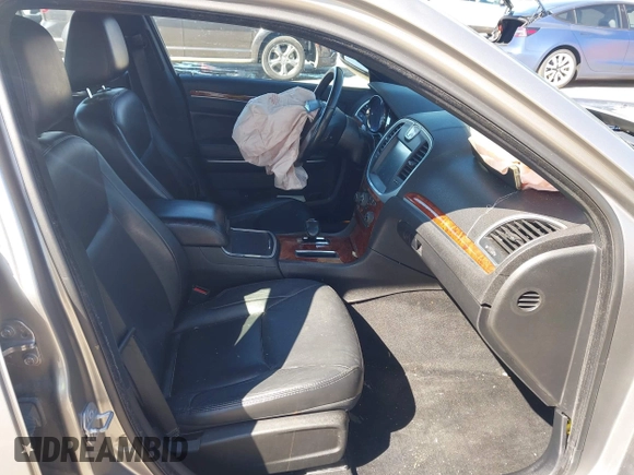 2014 Chrysler 300 z VIN 2C3CCAAGXEH335800, wystawiony jako IAAI lot #41984427 z przebiegiem 247 358 mil mil oraz . Historia ofert i sprzedaży dostępna na DreamBid. Obrazek 5.