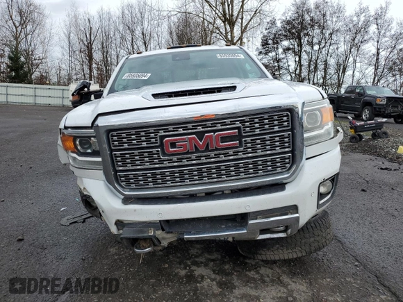 2018 GMC Sierra 3500HD Denali z VIN 1GT42YEY2JF254218, wystawiony jako Copart lot #85935094 z przebiegiem 157 907 mil mil oraz Szkody całkowita. Historia ofert i sprzedaży dostępna na DreamBid. Obrazek 5.