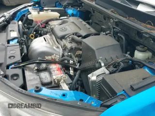 2017 Toyota RAV4 XLE z VIN JTMWFREV3HD099225, wystawiony jako IAAI lot #42926963 z przebiegiem 128 547 mil mil oraz . Historia ofert i sprzedaży dostępna na DreamBid. Obrazek 19.