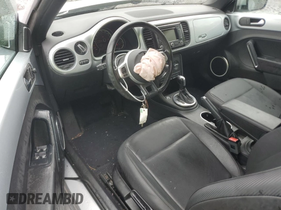 2013 Volkswagen Beetle 2.5L w/Sound/Nav z VIN 3VW5P7ATXDM812019, wystawiony jako Copart lot #56921485 z przebiegiem Nie podano mil oraz Szkoda całkowita • Salvage title. Historia ofert i sprzedaży dostępna na DreamBid. Obrazek 8.