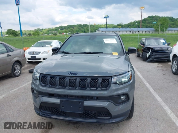 2024 Jeep Compass Latitude z VIN 3C4NJDBN4RT578170, wystawiony jako IAAI lot #42237990 z przebiegiem 17 265 mil mil oraz . Historia ofert i sprzedaży dostępna na DreamBid. Obrazek 13.