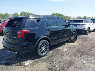 2018 Ford Explorer Sport z VIN 1FM5K8GT4JGB51684, wystawiony jako IAAI lot #41898968 z przebiegiem 92 867 mil mil oraz . Historia ofert i sprzedaży dostępna na DreamBid. Obrazek 4.