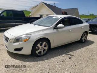 2013 Volvo S60 T5 Premier z VIN YV1612FS6D2204799, wystawiony jako Copart lot #57465945 z przebiegiem 122 604 mil mil oraz Tytuł czysty. Historia ofert i sprzedaży dostępna na DreamBid. Obrazek 1.