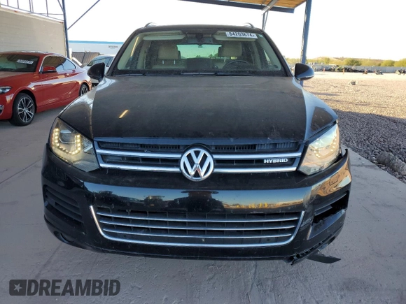 2011 Volkswagen Touareg с VIN WVGFG9BP2BD003056, выставлен на аукционе Copart как лот 84203674 с пробегом 171 456 миль миль и Списание • Salvage title. История ставок и продаж доступна на DreamBid. Изображение 5.