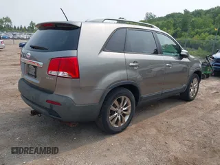 2011 Kia Sorento EX z VIN 5XYKUDA26BG062679, wystawiony jako IAAI lot #42471272 z przebiegiem 100 786 mil mil oraz . Historia ofert i sprzedaży dostępna na DreamBid. Obrazek 4.