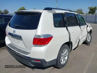 2013 Toyota Highlander z VIN 5TDZK3EH7DS127798, wystawiony jako IAAI lot #42372808 z przebiegiem 176 190 mil mil oraz . Historia ofert i sprzedaży dostępna na DreamBid. Obrazek 4.