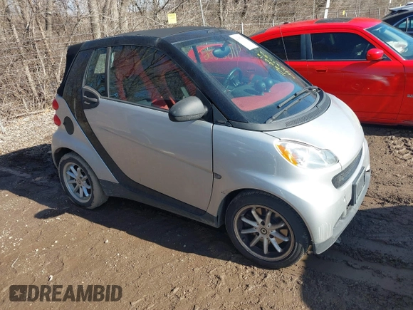 2009 Smart fortwo Passion z VIN WMEEK31X99K301253, wystawiony jako IAAI lot #41667056 z przebiegiem 176 021 mil mil oraz . Historia ofert i sprzedaży dostępna na DreamBid. Obrazek 1.