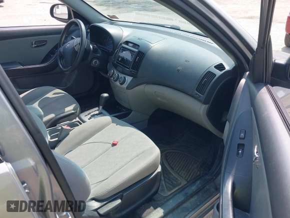 2010 Hyundai Elantra GLS z VIN KMHDU4AD6AU910823, wystawiony jako IAAI lot #42457927 z przebiegiem 168 803 mil mil oraz . Historia ofert i sprzedaży dostępna na DreamBid. Obrazek 5.