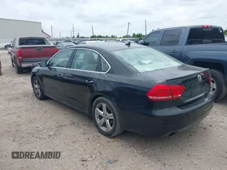 2014 Volkswagen Passat S z VIN 1VWAT7A30EC053992, wystawiony jako IAAI lot #42276297 z przebiegiem 161 958 mil mil oraz . Historia ofert i sprzedaży dostępna na DreamBid. Obrazek 3.