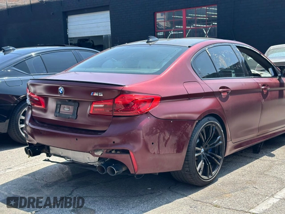 2018 BMW M5 z VIN WBSJF0C55JB283553, wystawiony jako Copart lot #55519235 z przebiegiem 57 128 mil mil oraz Szkody całkowita. Historia ofert i sprzedaży dostępna na DreamBid. Obrazek 4.