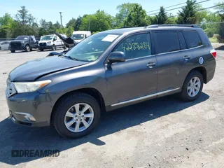 2011 Toyota Highlander z VIN 5TDBK3EH7BS064202, wystawiony jako IAAI lot #42288284 z przebiegiem 166 883 mil mil oraz . Historia ofert i sprzedaży dostępna na DreamBid. Obrazek 17.