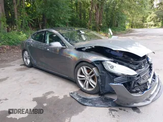 2015 Tesla Model S 85D with VIN 5YJSA1E26FF118425, listed as a IAAI auction lot 39913949 with 94,702 mi miles. Bid and sale history available at carsss.com. Image 1.