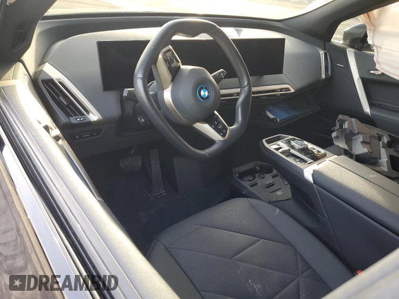 2024 BMW iX xDrive50 z VIN WB523CF02RCP06595, wystawiony jako Copart lot #44179575 z przebiegiem Nie podano mil oraz Szkoda całkowita • Salvage title. Historia ofert i sprzedaży dostępna na DreamBid. Obrazek 8.
