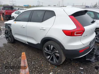2024 Volvo XC40 Plus Bright Theme z VIN YV4L12UEXR2202130, wystawiony jako IAAI lot #41876910 z przebiegiem 15 997 mil mil oraz . Historia ofert i sprzedaży dostępna na DreamBid. Obrazek 3.
