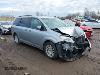 2017 Toyota Sienna XLE Auto Access Seat with VIN 5TDYZ3DC9HS795220, listed as a IAAI auction lot 41641227 with 86,336 mi miles. Bid and sale history available at carsss.com. Image 1.