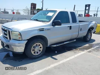 2005 Ford F-250 XL z VIN 1FTSX20555EC81170, wystawiony jako IAAI lot #42603180 z przebiegiem 111 720 mil mil oraz . Historia ofert i sprzedaży dostępna na DreamBid. Obrazek 2.