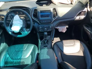 2020 Jeep Cherokee Latitude Plus z VIN 1C4PJLLBXLD519788, wystawiony jako Copart lot #58859745 z przebiegiem 52 131 mil mil oraz Szkoda całkowita • Salvage title. Historia ofert i sprzedaży dostępna na DreamBid. Obrazek 8.