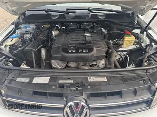 2013 Volkswagen Touareg Lux z VIN WVGEF9BP3DD005660, wystawiony jako IAAI lot #42463361 z przebiegiem 145 056 mil mil oraz . Historia ofert i sprzedaży dostępna na DreamBid. Obrazek 10.