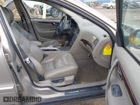 2002 Volvo V70 with VIN YV1SZ58D321064933, listed as a IAAI auction lot 42110198 with 124,324 mi miles and . Bid and sale history available at DreamBid. Image 5.