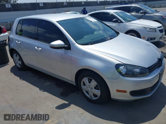 2013 Volkswagen Golf w/Conv & Sunroof z VIN WVWDB7AJ5DW140284, wystawiony jako IAAI lot #42215216 z przebiegiem 159 849 mil mil oraz . Historia ofert i sprzedaży dostępna na DreamBid. Obrazek 1.