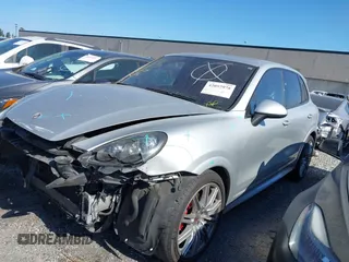 2014 Porsche Cayenne GTS z VIN WP1AD2A29ELA76227, wystawiony jako IAAI lot #42057978 z przebiegiem 92 174 mil mil oraz . Historia ofert i sprzedaży dostępna na DreamBid. Obrazek 23.