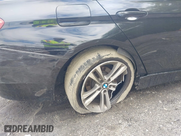 2015 BMW 3 Series 328i xDrive с VIN WBA3B5G55FNS18689, выставлен на аукционе IAAI как лот 42188139 с пробегом 90 612 миль миль и . История ставок и продаж доступна на DreamBid. Изображение 17.