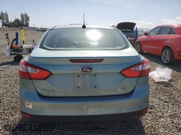 2012 Ford Focus SE z VIN 1FAHP3F29CL220030, wystawiony jako Copart lot #44858885 z przebiegiem 67 436 mil mil oraz Czysty tytuł • Clean title. Historia ofert i sprzedaży dostępna na DreamBid. Obrazek 6.