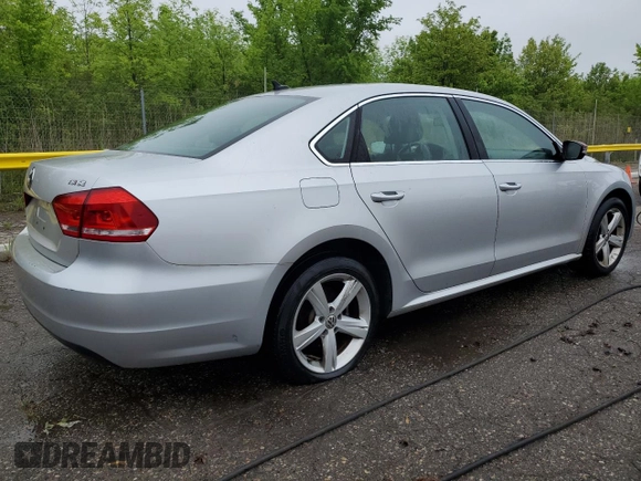2014 Volkswagen Passat SE z VIN 1VWBT7A38EC074478, wystawiony jako Copart lot #57763965 z przebiegiem 99 860 mil mil oraz Czysty tytuł • Clean title. Historia ofert i sprzedaży dostępna na DreamBid. Obrazek 3.