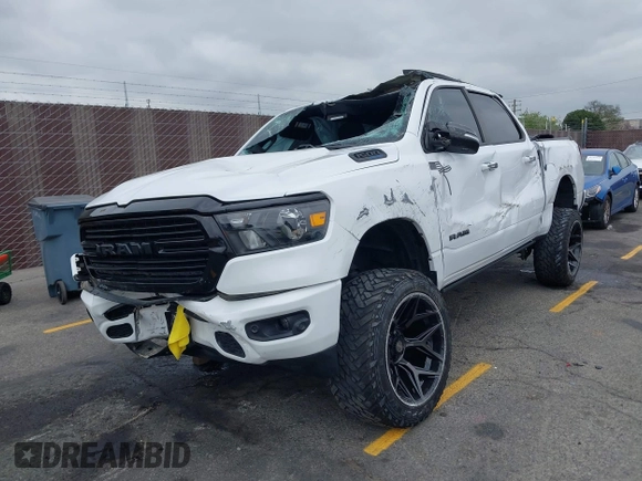 2021 Ram 1500 Big Horn z VIN 1C6RREFT2MN647379, wystawiony jako IAAI lot #42094375 z przebiegiem 57 121 mil mil oraz . Historia ofert i sprzedaży dostępna na DreamBid. Obrazek 2.