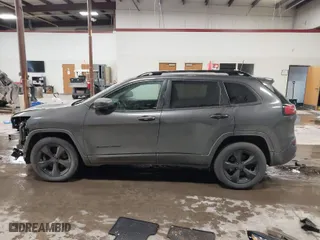 2018 Jeep Cherokee Latitude with VIN 1C4PJMCX7JD582961, listed as a IAAI auction lot 41033777 with 94,276 mi miles. Bid and sale history available at carsss.com. Image 15.