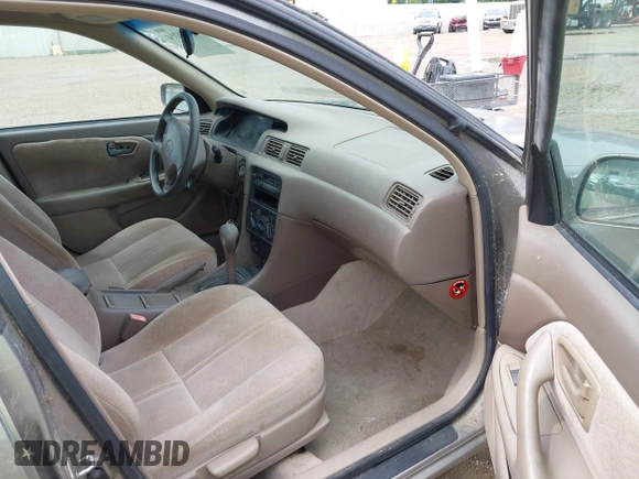 1997 Toyota Camry LE z VIN 4T1BG22KXVU034196, wystawiony jako IAAI lot #42504214 z przebiegiem 155 915 mil mil oraz . Historia ofert i sprzedaży dostępna na DreamBid. Obrazek 5.