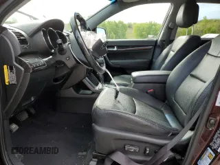 2013 Kia Sorento SX z VIN 5XYKWDA22DG389884, wystawiony jako Copart lot #58813735 z przebiegiem 101 567 mil mil oraz Szkoda całkowita • Salvage title. Historia ofert i sprzedaży dostępna na DreamBid. Obrazek 7.