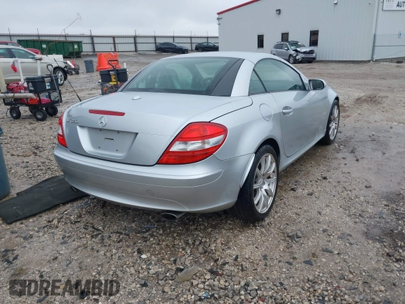 2005 Mercedes-Benz SLK 230/320 z VIN WDBWK56FX5F075529, wystawiony jako IAAI lot #41535391 z przebiegiem 104 792 mil mil oraz . Historia ofert i sprzedaży dostępna na DreamBid. Obrazek 4.