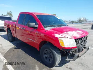 2007 Nissan Titan XE z VIN 1N6AA06A77N231778, wystawiony jako IAAI lot #42326302 z przebiegiem 177 954 mil mil oraz . Historia ofert i sprzedaży dostępna na DreamBid. Obrazek 1.