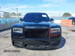 2021 Rolls-Royce Cullinan z VIN SLATV4C0XMU208037, wystawiony jako IAAI lot #41402539 z przebiegiem 27 057 mil mil oraz . Historia ofert i sprzedaży dostępna na DreamBid. Obrazek 12.