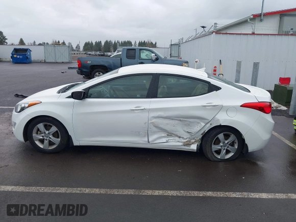 2013 Hyundai Elantra Limited z VIN 5NPDH4AEXDH423558, wystawiony jako IAAI lot #41764640 z przebiegiem 121 331 mil mil oraz . Historia ofert i sprzedaży dostępna na DreamBid. Obrazek 14.