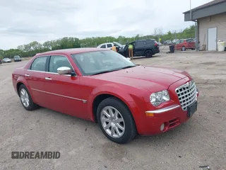 2007 Chrysler 300 C z VIN 2C3KA63H17H684254, wystawiony jako IAAI lot #42308235 z przebiegiem 114 373 mil mil oraz . Historia ofert i sprzedaży dostępna na DreamBid. Obrazek 1.