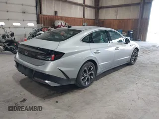 2024 Hyundai Sonata SEL z VIN KMHL64JA8RA401941, wystawiony jako IAAI lot #42085349 z przebiegiem 3722 mil mil oraz . Historia ofert i sprzedaży dostępna na DreamBid. Obrazek 4.