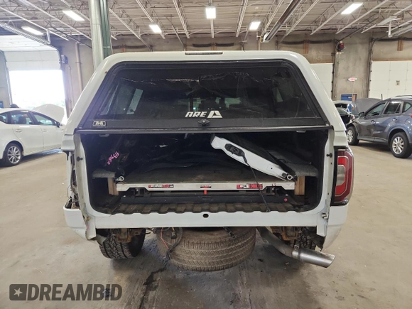 2018 GMC Sierra 1500 Denali z VIN 3GTU2PEJ2JG587157, wystawiony jako Copart lot #58516315 z przebiegiem 88 855 mil mil oraz Szkoda całkowita • Salvage title. Historia ofert i sprzedaży dostępna na DreamBid. Obrazek 6.