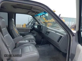 1994 GMC Suburban z VIN 1GKGK26N6RJ771534, wystawiony jako IAAI lot #42359227 z przebiegiem 257 865 mil mil oraz . Historia ofert i sprzedaży dostępna na DreamBid. Obrazek 5.