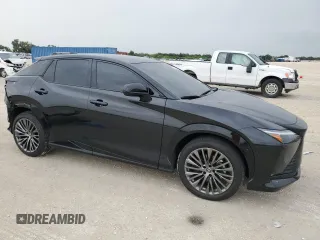 2023 Lexus RZ 450e Premium z VIN JTJAAAAB5PA017837, wystawiony jako Copart lot #62794494 z przebiegiem 4094 mil mil oraz Szkody całkowita. Historia ofert i sprzedaży dostępna na DreamBid. Obrazek 4.