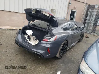 2020 BMW M8 z VIN WBSAE0C08LCD38407, wystawiony jako Copart lot #36917983 z przebiegiem 24 462 mil mil oraz . Historia ofert i sprzedaży dostępna na DreamBid. Obrazek 3.