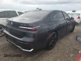 2024 BMW i7 xDrive60 z VIN WBY53EJ0XRCP79376, wystawiony jako Copart lot #74859304 z przebiegiem 12 526 mil mil oraz Nie do naprawy. Historia ofert i sprzedaży dostępna na DreamBid. Obrazek 3.