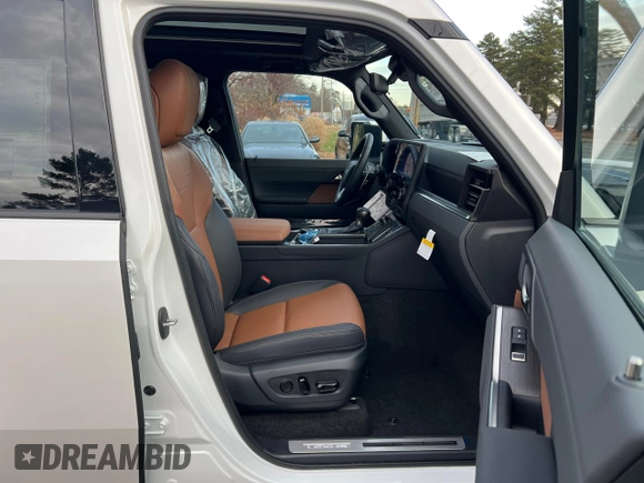 2024 Lexus GX 550 Luxury with VIN JTJVBCDX9R5005977, listed as a Copart auction lot 86017994 with 3 mi miles and Clean title. Bid and sale history available at DreamBid. Image 5.