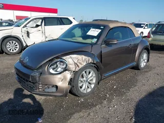 2015 Volkswagen Beetle z VIN 3VW5A7AT8FM818972, wystawiony jako IAAI lot #41966746 z przebiegiem 144 699 mil mil oraz . Historia ofert i sprzedaży dostępna na DreamBid. Obrazek 2.