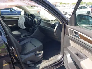 2021 Volkswagen Atlas SE with VIN 1V2WR2CA1MC607768, listed as a IAAI auction lot 42518885 with 49,286 mi miles and . Bid and sale history available at DreamBid. Image 5.
