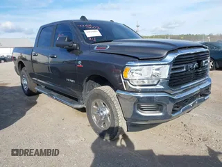 2021 Ram 2500 Big Horn z VIN 3C6UR5DL8MG653404, wystawiony jako IAAI lot #42029002 z przebiegiem 150 112 mil mil oraz . Historia ofert i sprzedaży dostępna na DreamBid. Obrazek 1.