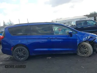 2020 Chrysler Pacifica Launch Edition z VIN 2C4RC3BG9LR252124, wystawiony jako IAAI lot #41689415 z przebiegiem 53 455 mil mil oraz . Historia ofert i sprzedaży dostępna na DreamBid. Obrazek 13.