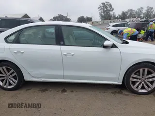 2019 Volkswagen Passat Wolfsburg Edition z VIN 1VWLA7A38KC004758, wystawiony jako IAAI lot #42404110 z przebiegiem 71 694 mil mil oraz . Historia ofert i sprzedaży dostępna na DreamBid. Obrazek 13.
